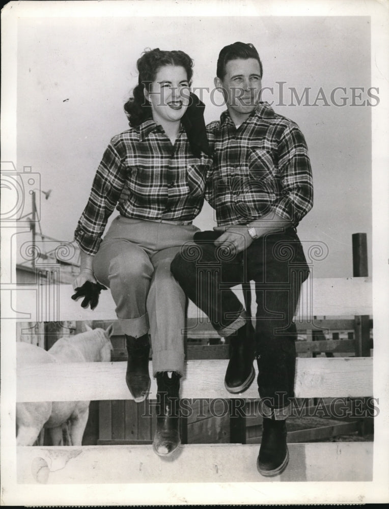 1946 Press Photo Loraine and Bob Strahlamann bride and groom - Historic Images