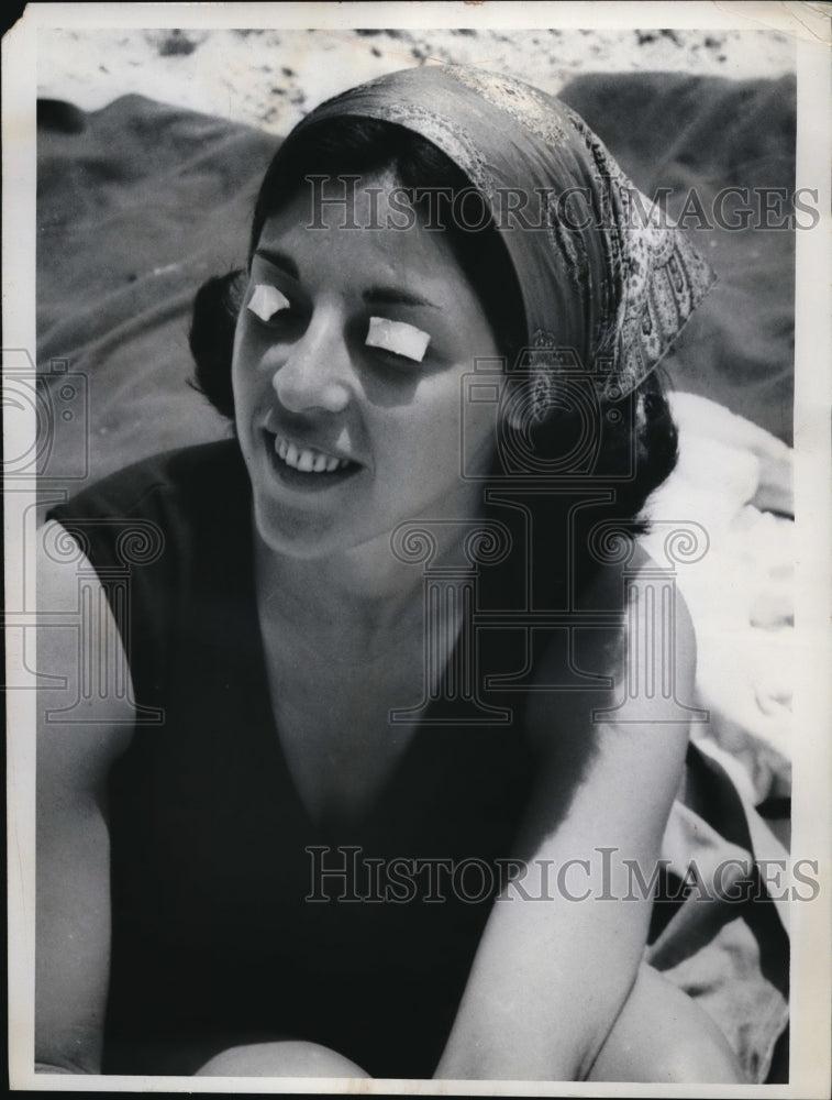 1963 Press Photo Myrna Mishkin Fire Island LI NY sun bather foils from - Historic Images