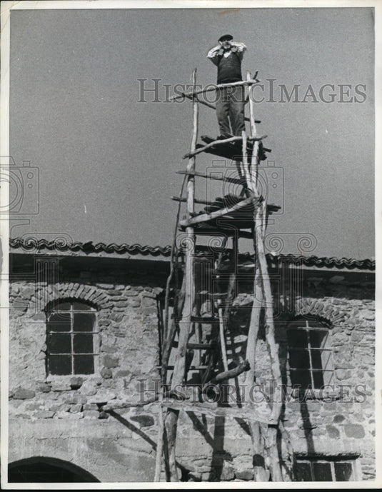 1968 Press Photo Despite His Great Height & Seemingly Precarious Position - Historic Images