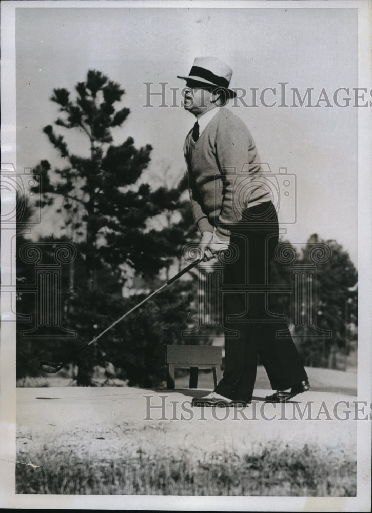 1934 Press Photo Elvin N. Edwards Vacations Playing Golf in North Carolina - Historic Images