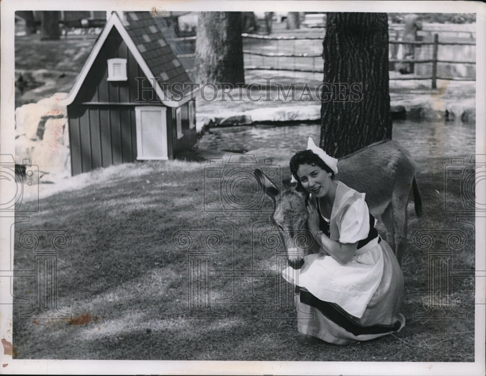 1957 Montreal Childrens Zoo - Historic Images