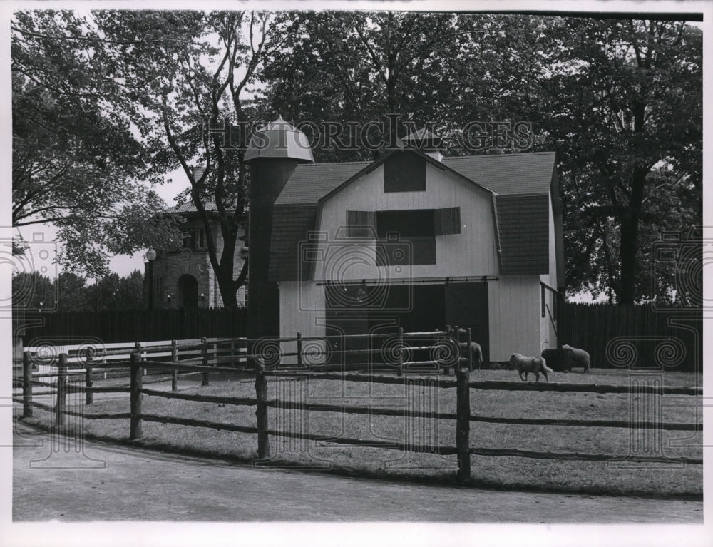 1957 Press Photo Barn yard &amp; children&#39;s zoo in Montreal, Canada - Historic Images