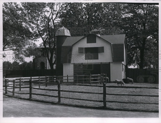 1957 Press Photo Barn yard & children's zoo in Montreal, Canada - Historic Images