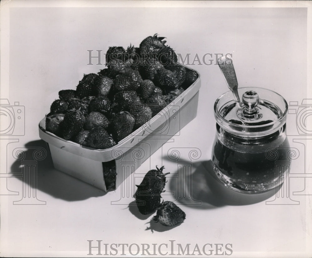 1948 Press Photo A box of strawberries &amp; som honey on a table - Historic Images