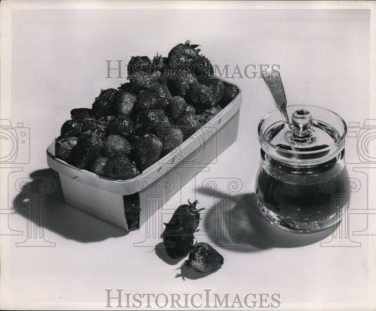 1948 Press Photo A box of strawberries & som honey on a table - Historic Images