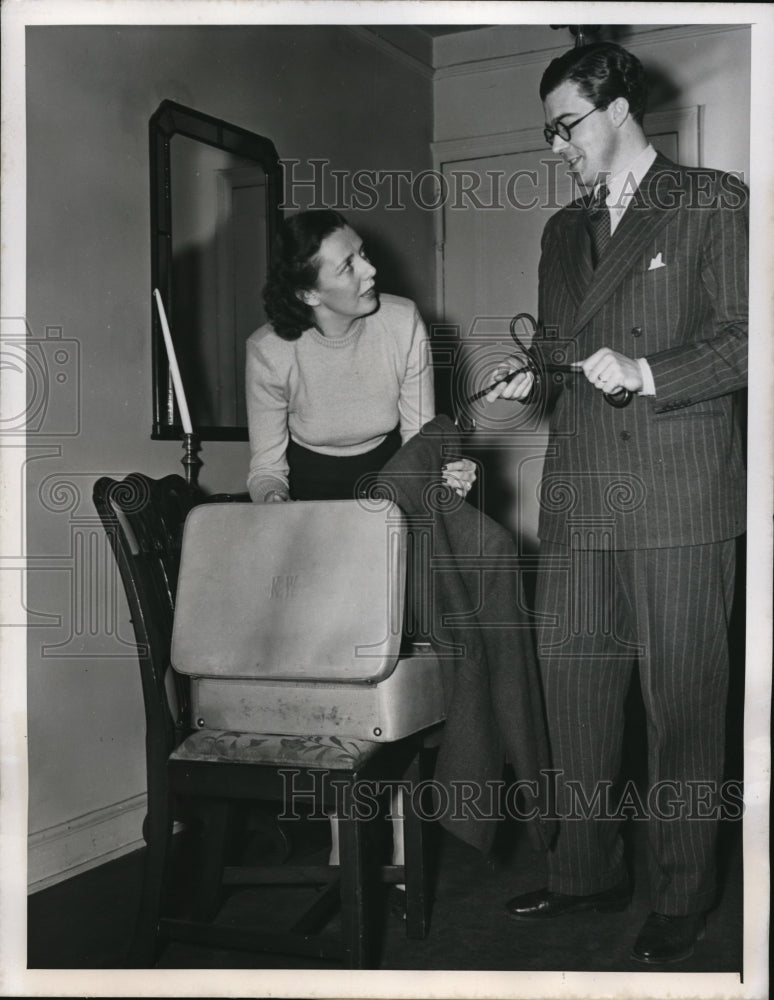 1946 Press Photo Prince Carl Johan of Sweden Assisting Fiancee With Packing - Historic Images