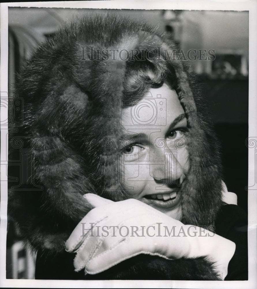 1956 Press Photo Anita Bora, 18 wearing fur, received chilly reception from - Historic Images