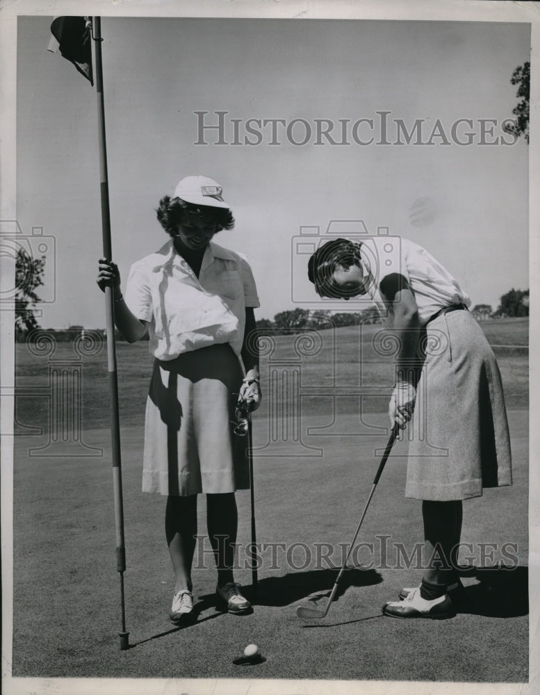 1944 Press Photo Phyllis Otto, Margret Gunther lines up golf Womens Western Golf - Historic Images