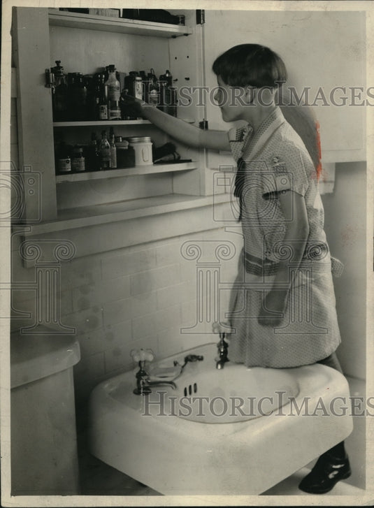 1926 Press Photo Bottles Containing Poisons Put Out Of Childrens Reach - Historic Images
