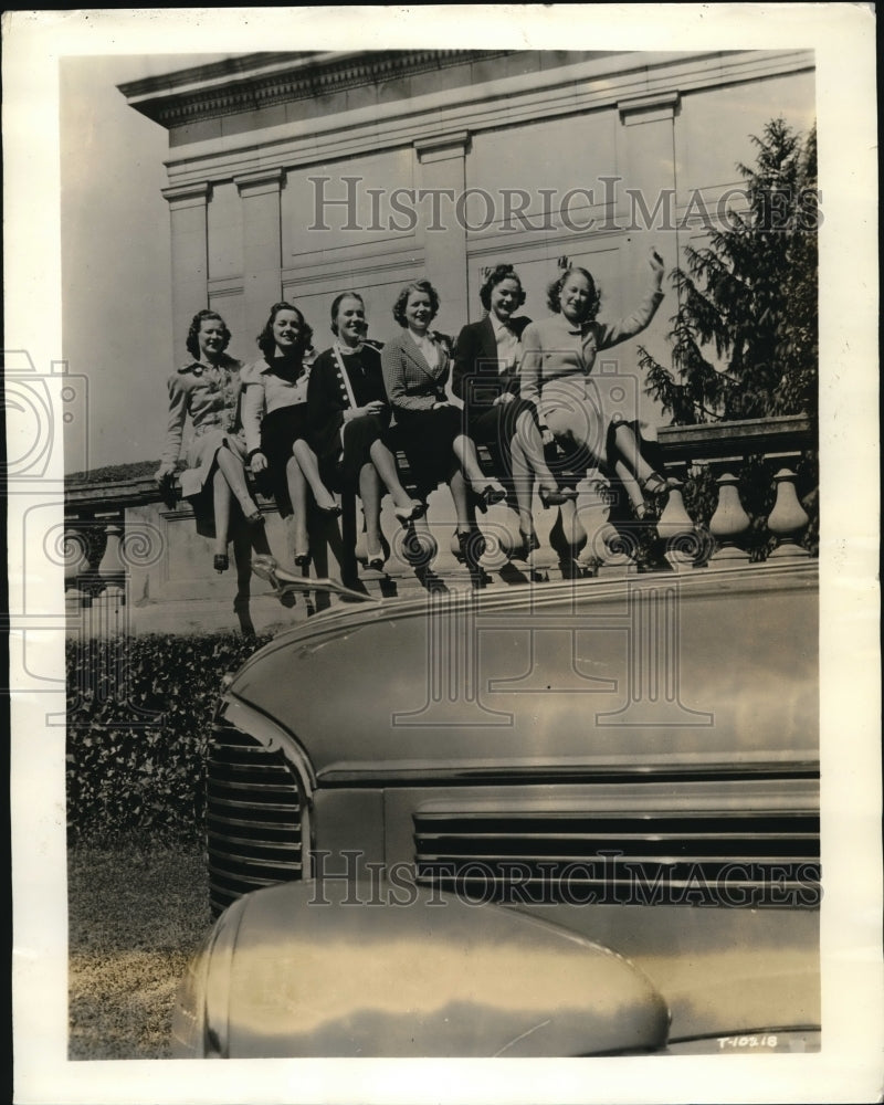 1938 Press Photo 6waves from sea of beauty. Northern and Southern Beauty queens - Historic Images