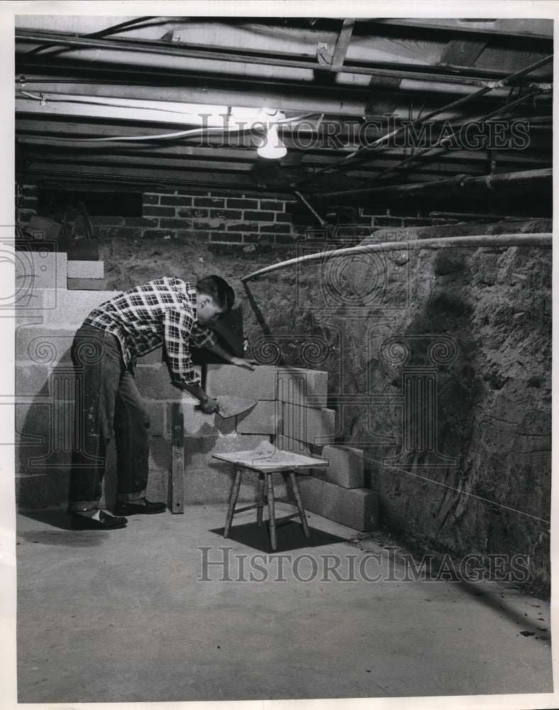 1952 Press Photo Finishing Workshop Chas F. Mouou - Historic Images