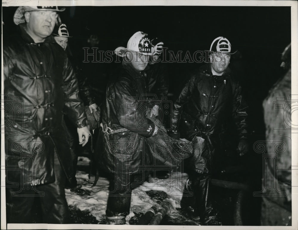 1940 Three die in Apt house fire at The White Court Apartments in-Historic Images