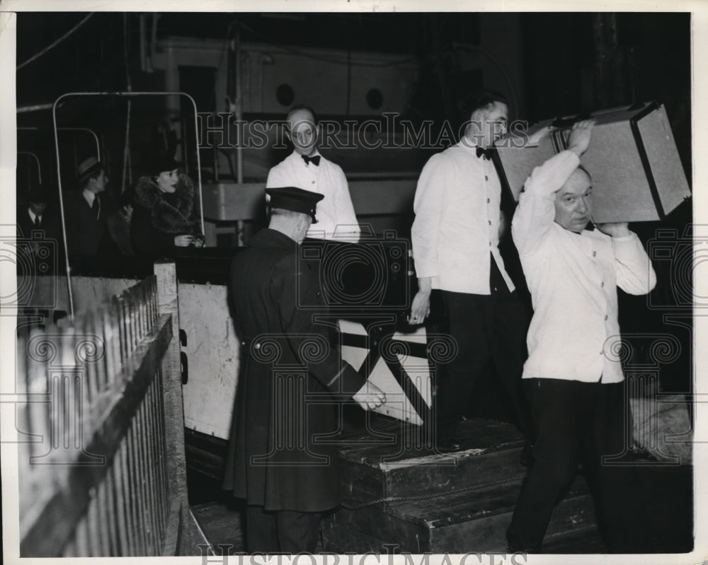 1937 Press Photo passengers leave SS Roosevelt (crew on strike) in New York - Historic Images