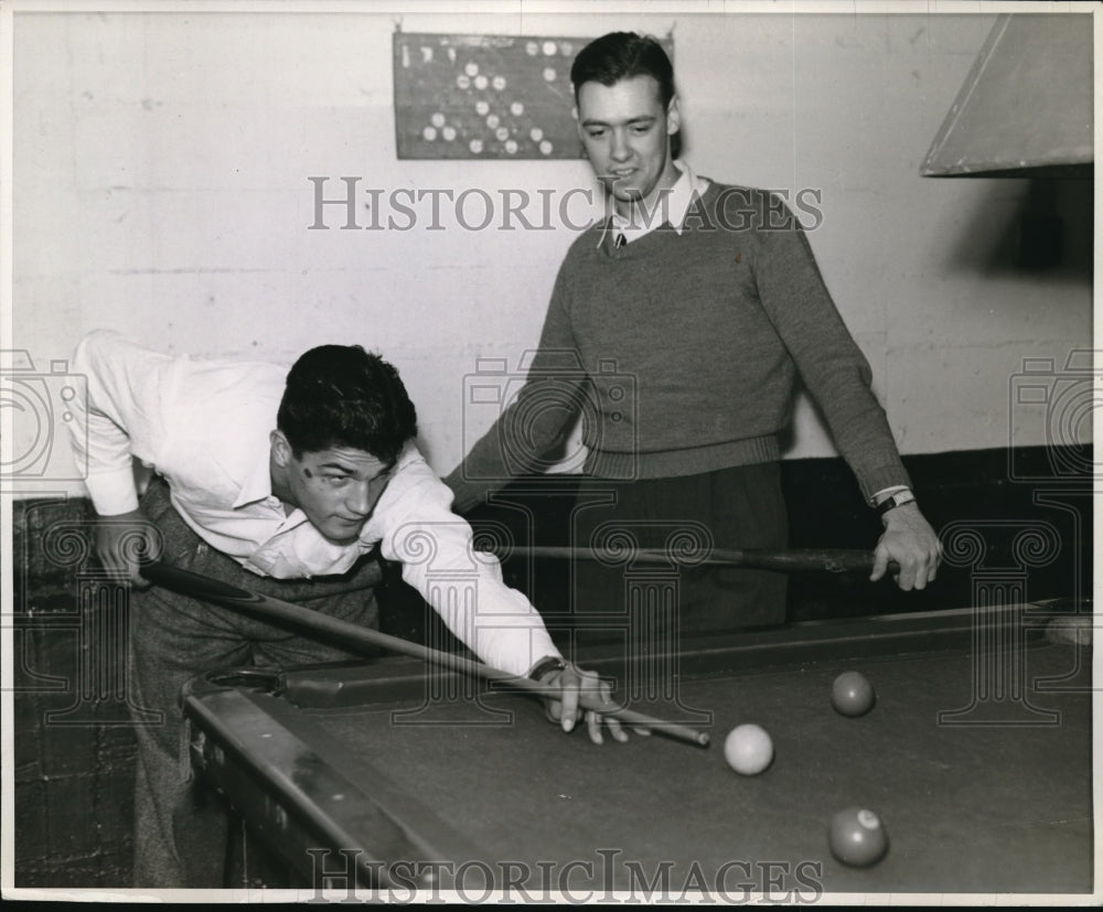 1940 Press Photo Jimmy Smith playing billiard. - Historic Images