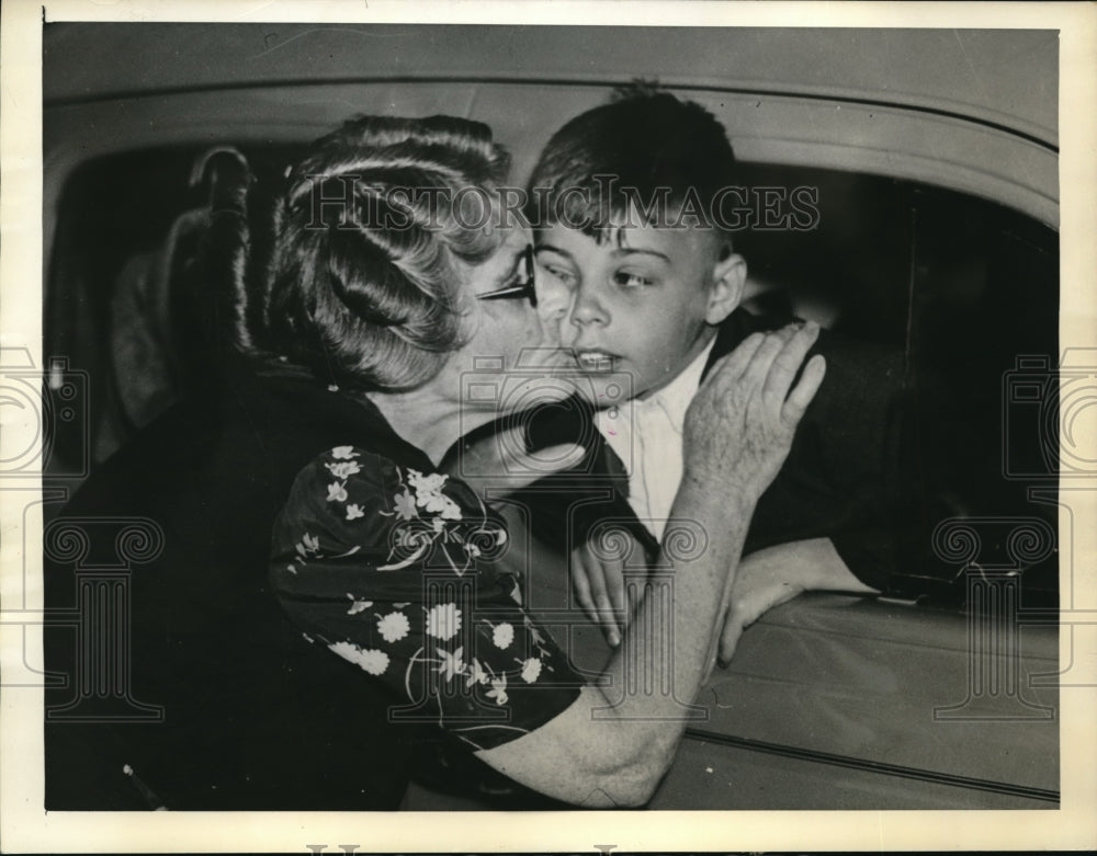 1938 Press Photo Gardner Massachusetts Gerald Richard Child Kisses Grandmother-Historic Images