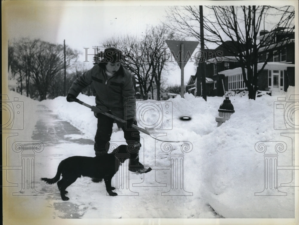 1962 Press Photo Terry Brennan Digs Fire Hydrant Out From Snow In Monroe-Historic Images