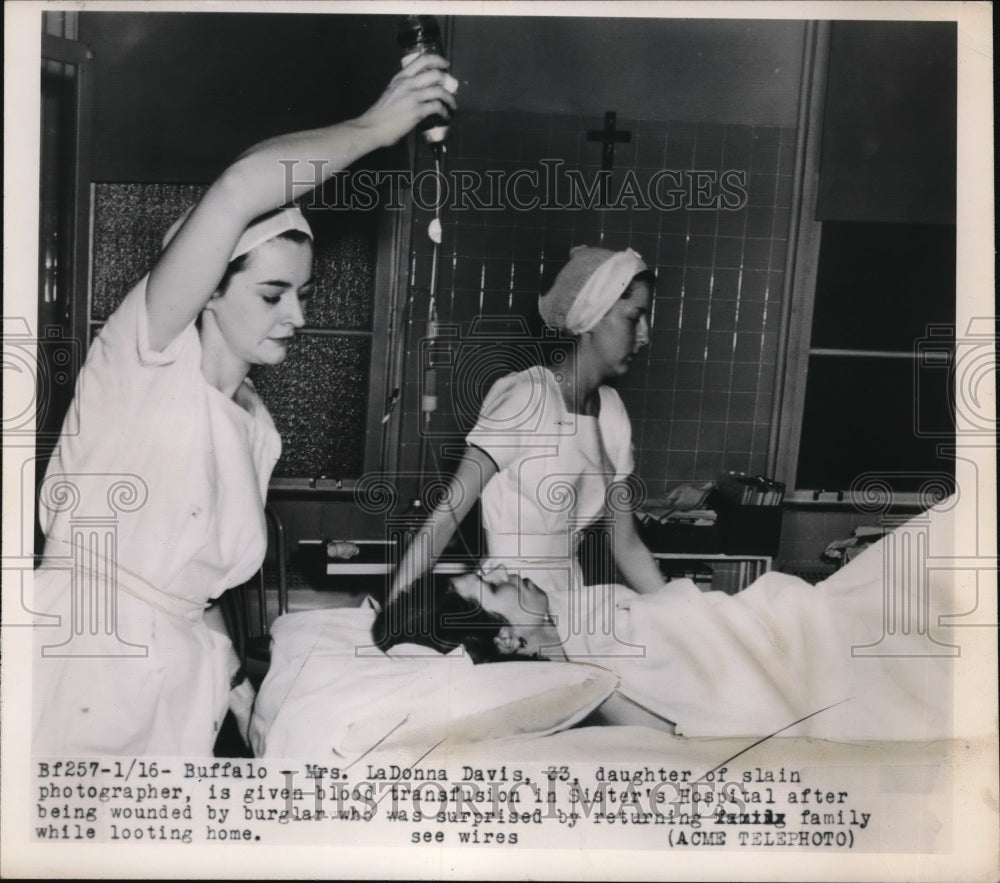 1950 Press Photo Mrs. LaDonna Davis blood Transfusion Sisters Hospital - Historic Images