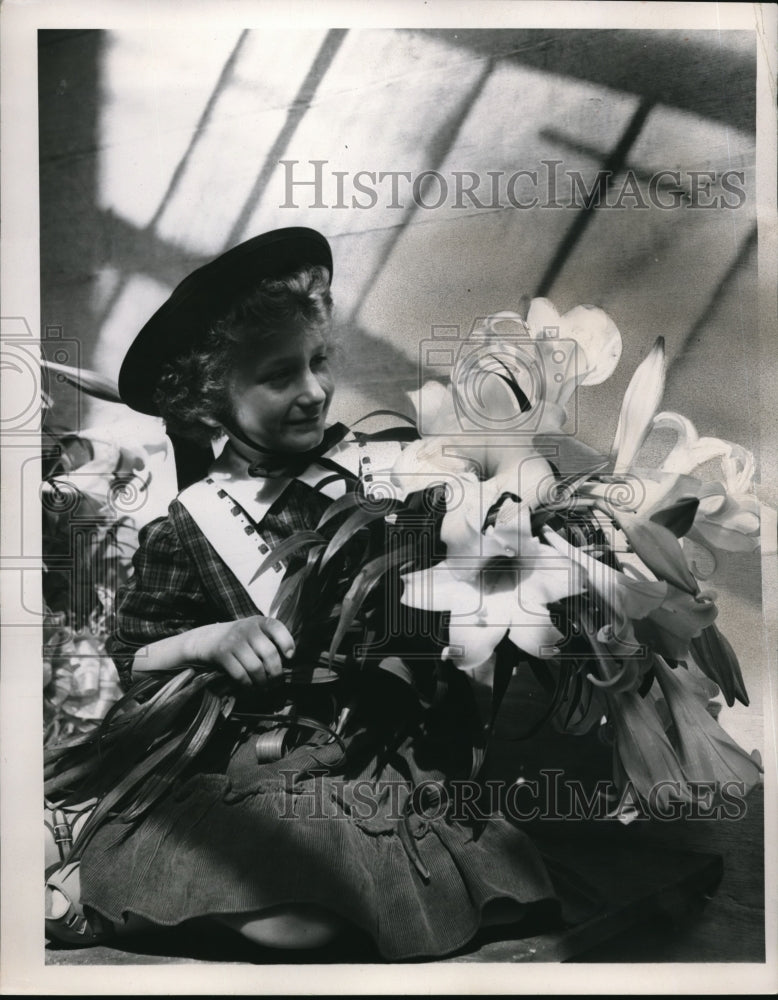 1950 Press Photo Rita Misenko Age 7 with Lovely Easter Lilies - Historic Images