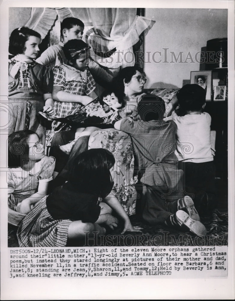 1951 Press Photo Eight of Eleven Moore Orphans Gather to Hear Christmas Story - Historic Images