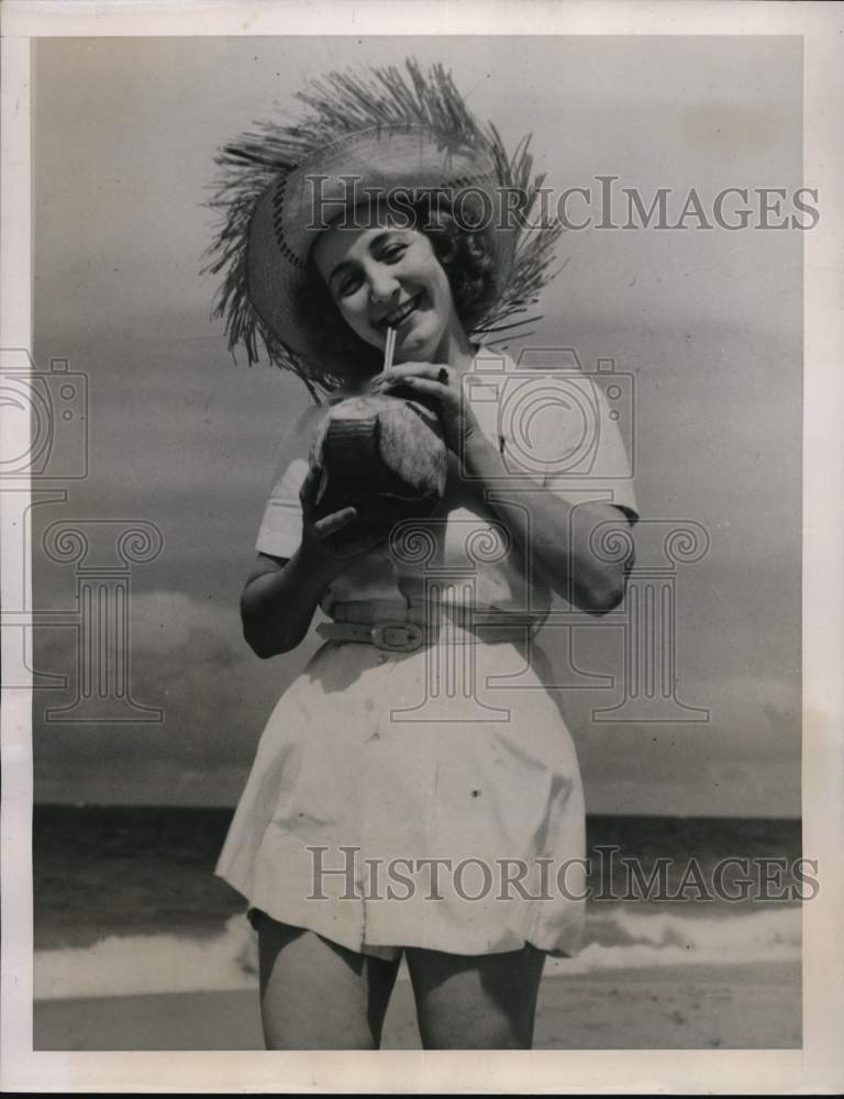 1940 Press Photo Metropolitan Opera star Eleanore Longone relaxes in Puerto Rico- Historic Images