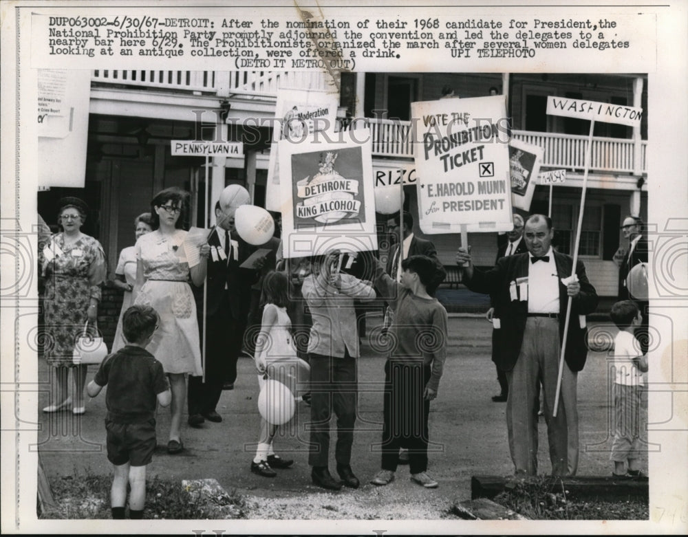 1967 Press Photo After the nomination of their 1968 election in Detroit. - Historic Images