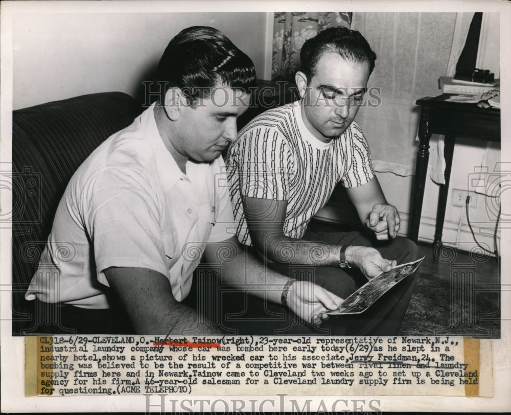 1949 Press Photo Herbert Tainow shows Jerry Freidman photo of his wrecked car - Historic Images