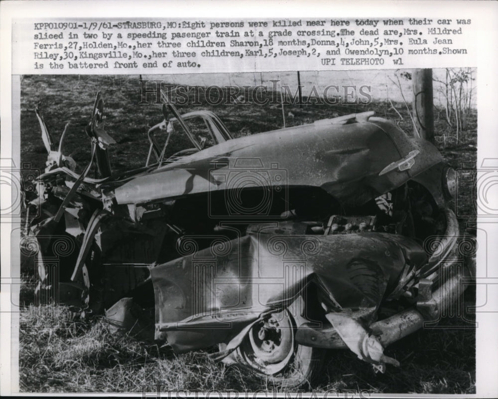 1961 Press Photo Car sliced in two by passenger train in Strassburg, MO - Historic Images