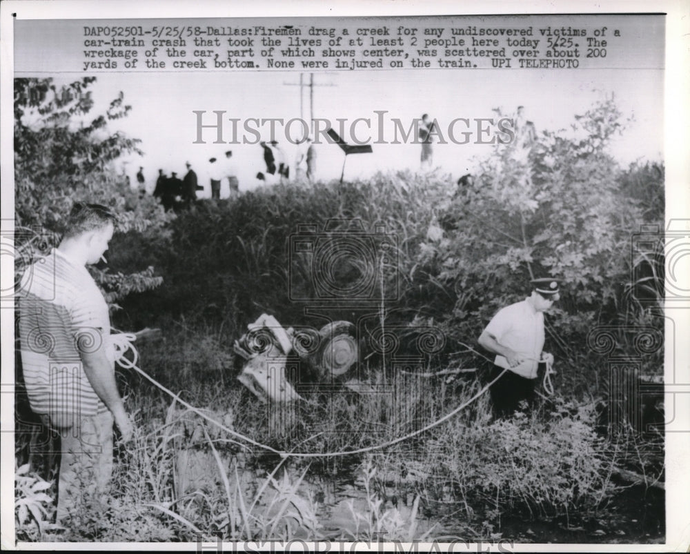 1958 Press Photo Fireman looked for victims of car-train crash in Dallas - Historic Images