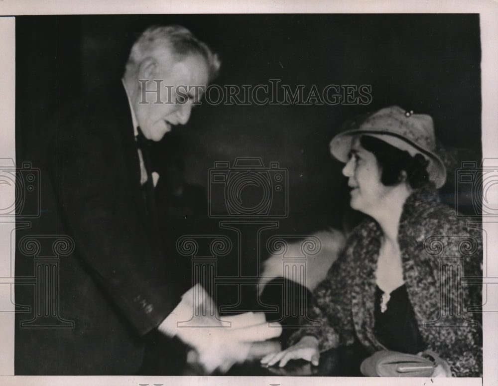 1937 Press Photo Virginia Thomlinson thanks Judge H.B.Shaln for child custody - Historic Images