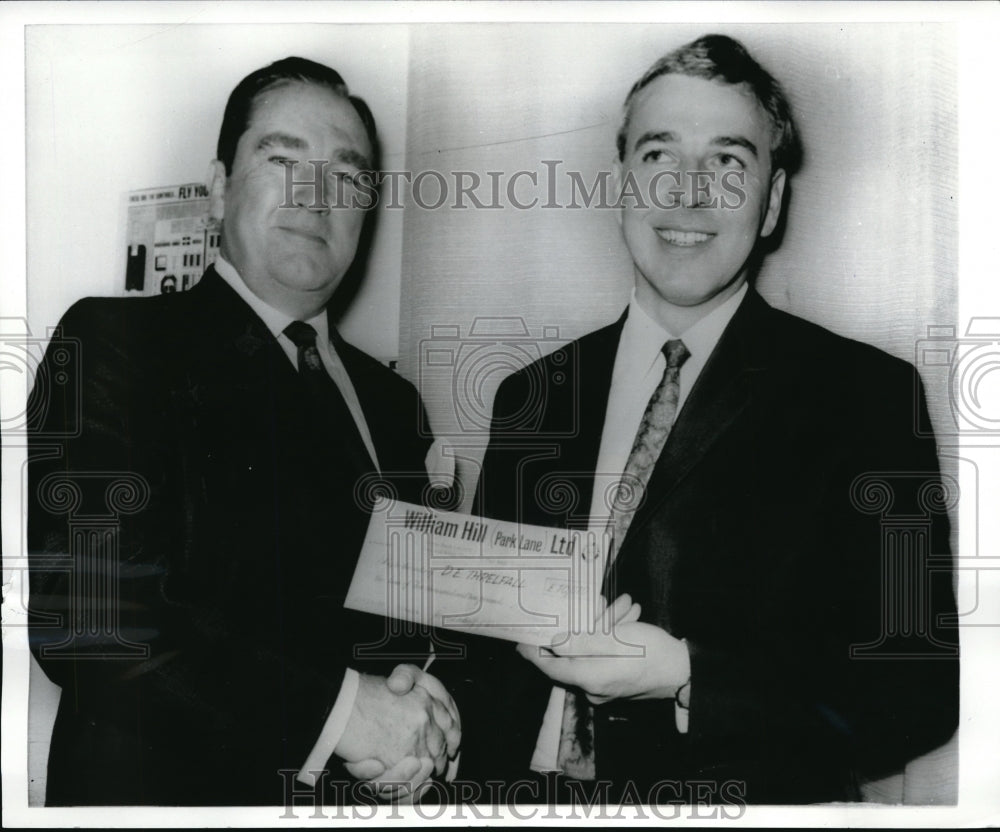 1969 Press Photo David Threlfall bet that a man would land moon before Jan 1971 - Historic Images