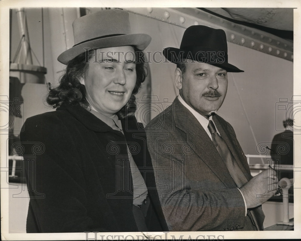 1941 Press Photo Mr. and Mrs. Huch F. Ramsey arriving on the American Export. - Historic Images