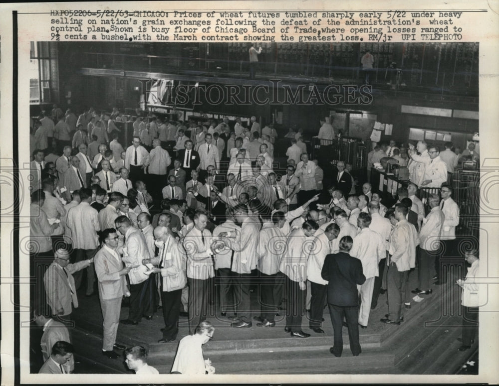 1963 Press Photo People discussing the prices of wheat in the future. - Historic Images