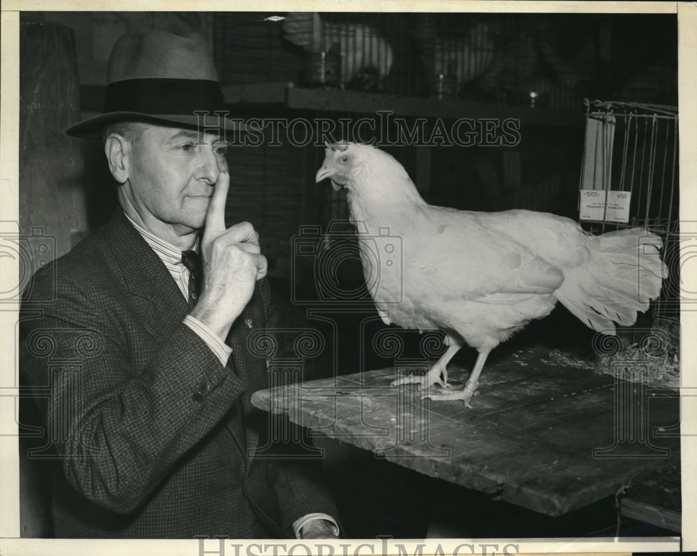 1937 Press Photo JT Milligan With 19 Year Old Hen - nec41965 - Historic Images