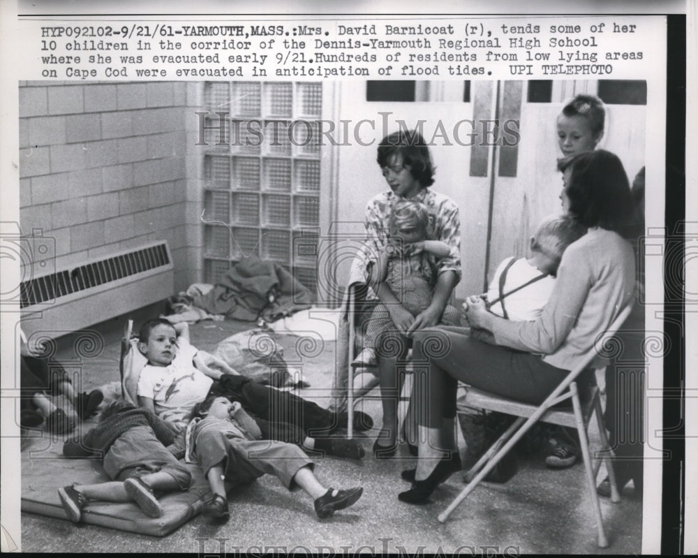 1961 Press Photo Children laying in the floor in their evacuation place. - Historic Images