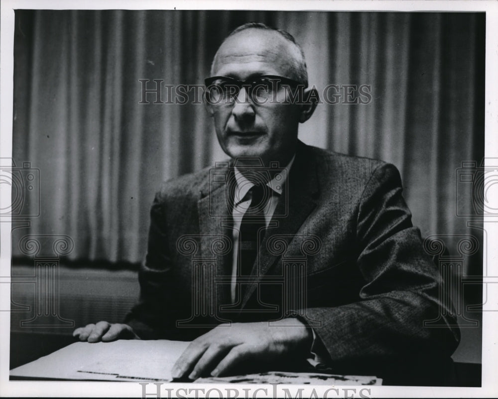1962 Press Photo Harvey S. Perloff at his desk - Historic Images