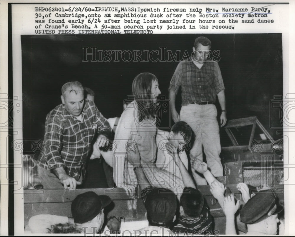 1960 Press Photo Ipswich, Mass firemen help Mrs M Purdy, lost in dunes for hrs - Historic Images