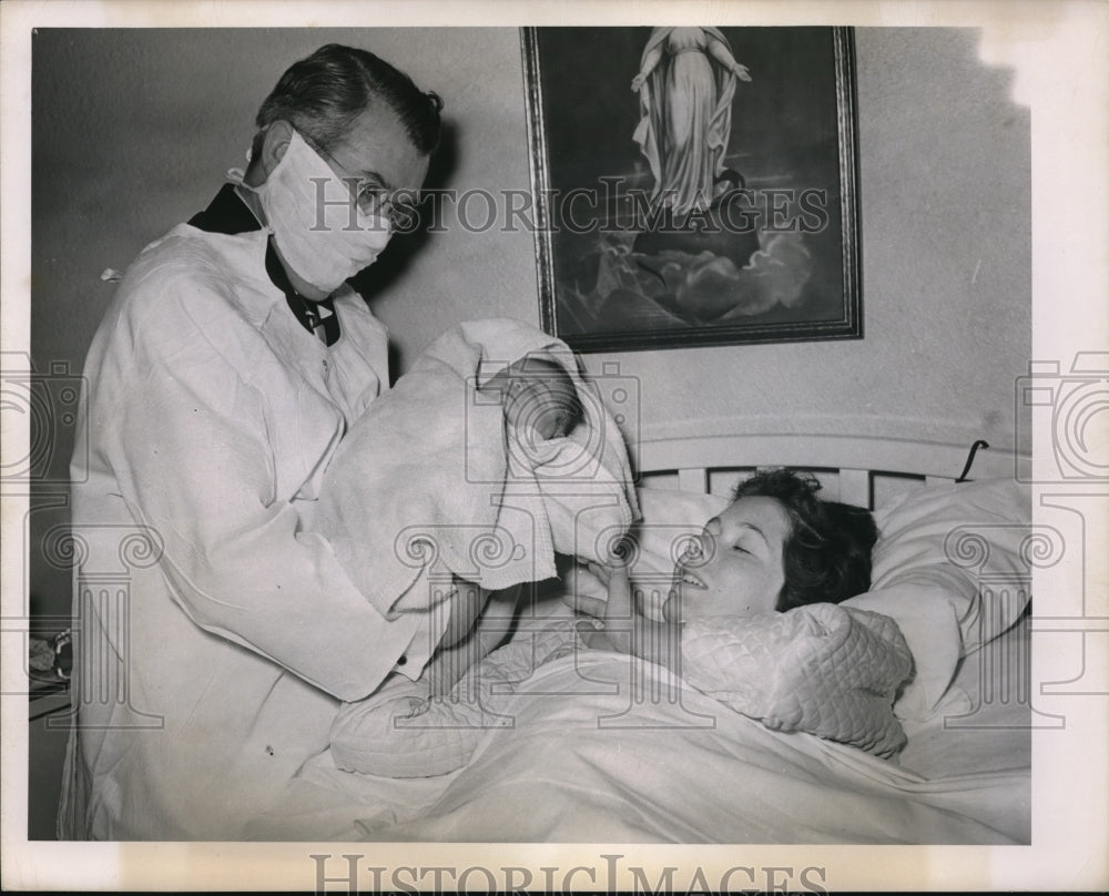 1949 Press Photo mother with baby - Historic Images