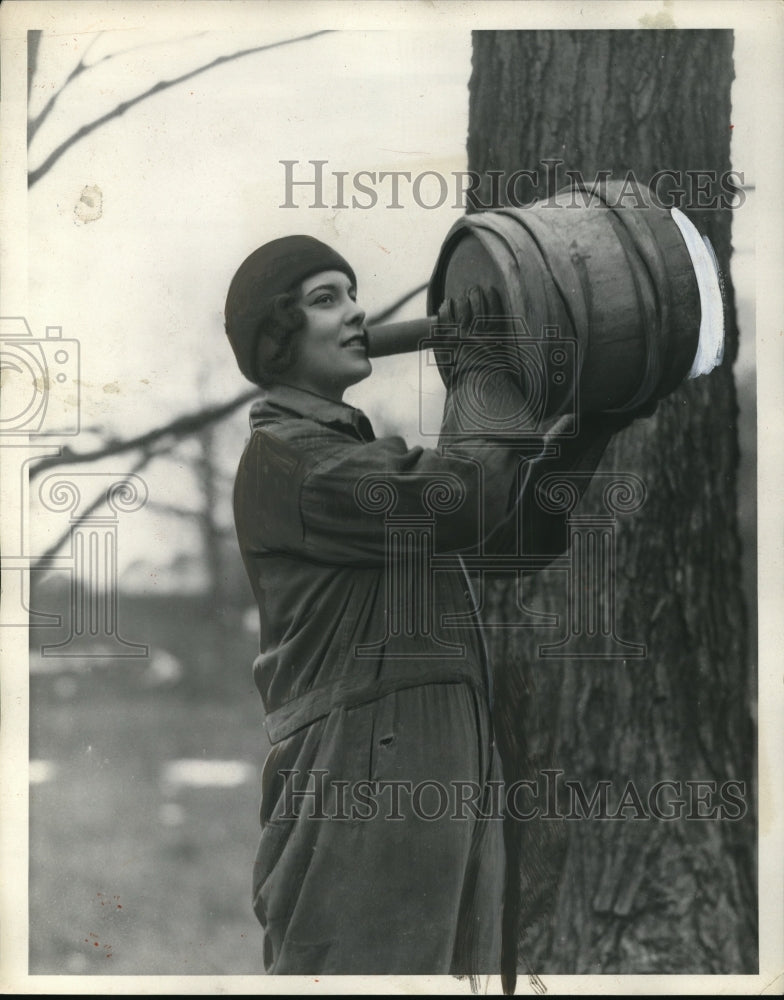 1931 Press Photo Marie Rhodes at a sugar maple camp with a 100 yr old horn - Historic Images
