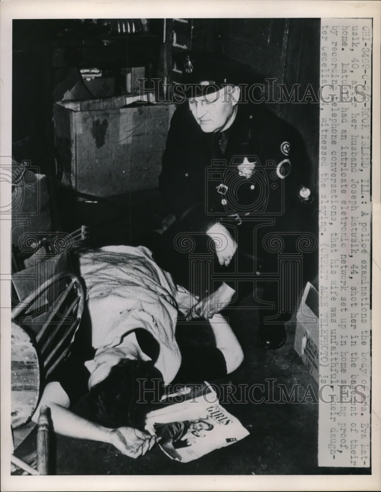 1949 Press Photo Police examines body of Eva Matusik after she was shot - Historic Images