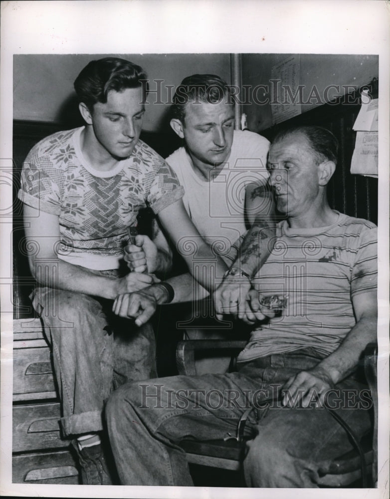 1949 Press Photo Phila.Pa Joseph Tomczak &amp; sons Joe &amp; Ray saved son&#39;s life - Historic Images