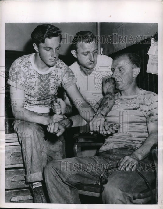 1949 Press Photo Phila.Pa Joseph Tomczak & sons Joe & Ray saved son's life - Historic Images