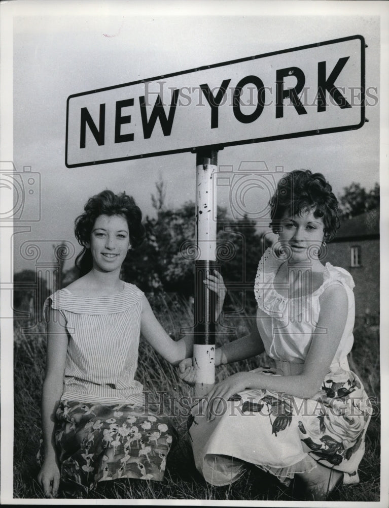 1961 Press Photo Gillian Sellars &amp; Norma Harwood under the New York sign - Historic Images