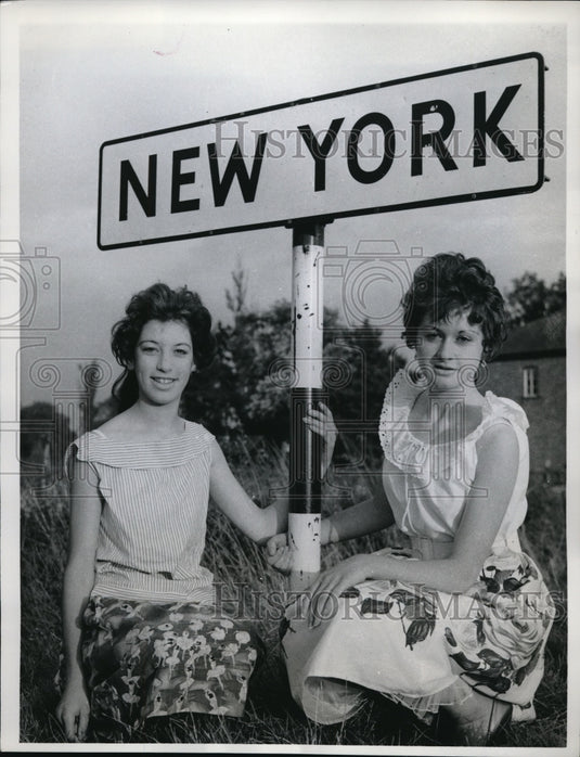 1961 Press Photo Gillian Sellars & Norma Harwood under the New York sign - Historic Images