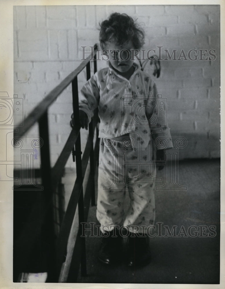 1962 Press Photo Bethpage, NY Ronni Starr Berke, age 3 in dad;s shoes - Historic Images