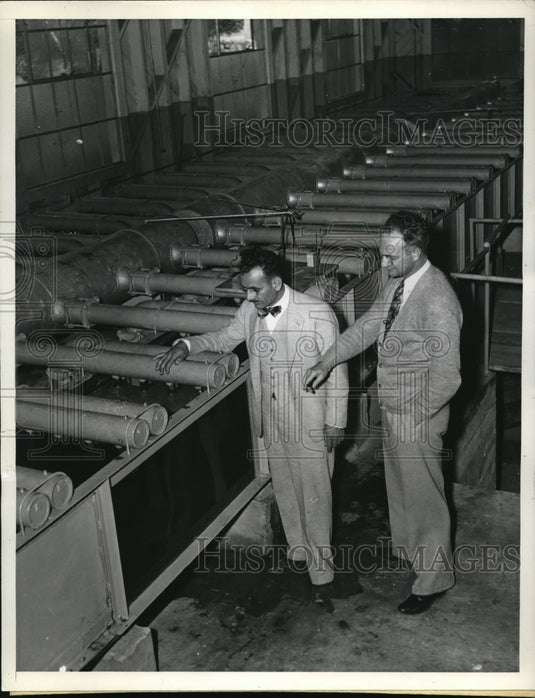 1938 Press Photo H.E. Richards & Dr VZito Manonj & machine at CIT labs - Historic Images