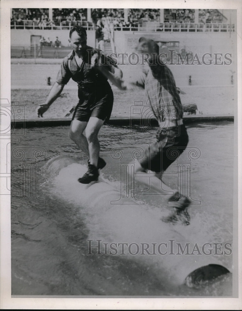Press Photo Two men in a log rolling contest in a pool-Historic Images