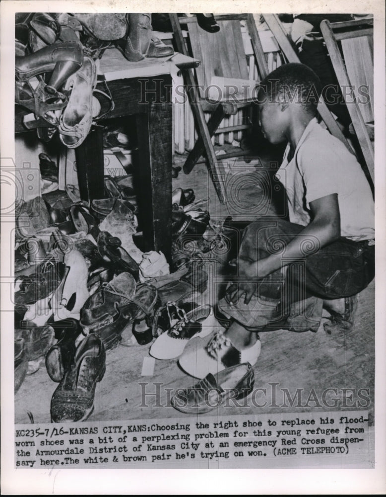 1951 Press Photo Helping flood victims - Historic Images