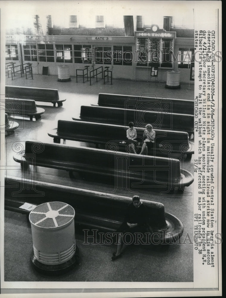 1966 Press Photo Chicago, Ill Central Station almost empty during RR strike - Historic Images