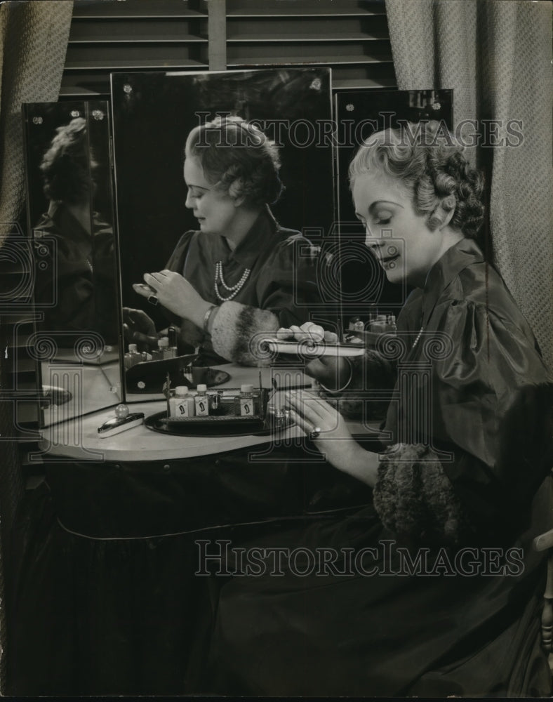 1937 Press Photo A new manicure set for home use demonstrated - Historic Images