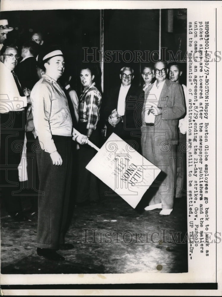 1957 Press Photo Boston Globe employees going back to work after picketing - Historic Images